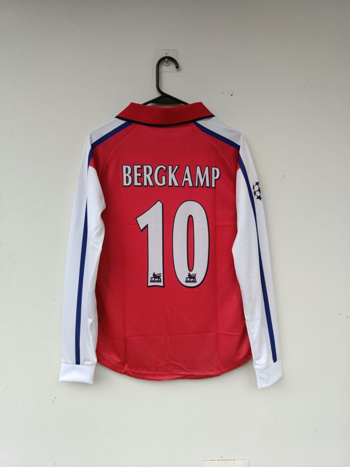 Arsenal 1999–2000 Home – Bergkamp Edition (Full Sleeve, Embroidered Retro Classic) 🔴⚪🎮 (Copy)